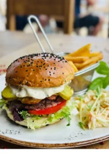 Cheesburger z frytkami