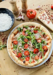 Pizza ze świeżymi pomidorkami koktailowymi