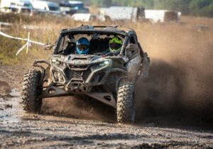 Quad z unoszącym się pyłem z podłoża