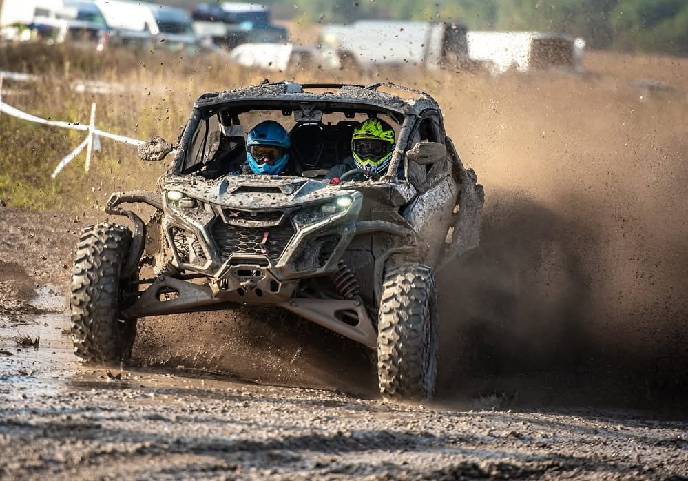 Quad z unoszącym się pyłem z podłoża