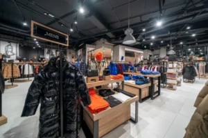 Mont Brand – wnętrze z rozmieszczonymi kolekcjami odzieży premium