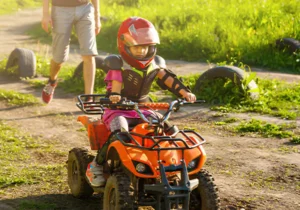 Dziecko na mini quadzie