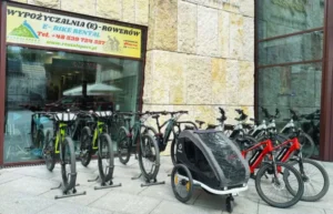 Rental Sport Zakopane – rowery ustawione na zewnątrz wypożyczalni przy hotelu Radisson