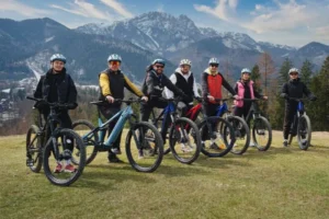 Tatra Go Zakopane – grupa osób z rowerami z widokiem na góry