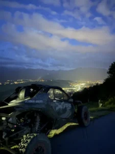 quad z widokiem na oświetlone Zakopane o zmierzchu