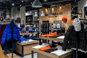 Wnętrze butiku Mont Brand z półkami i wieszakami z ubraniami