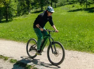 mężczyzna na rowerze w otoczeniu zieleni