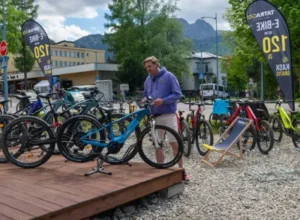 Tatra Go Zakopane – rowery ustawione na zewnątrz wypożyczalni