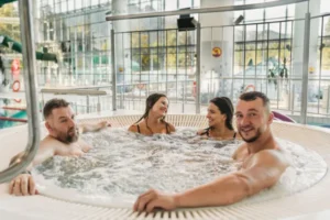 Grupa ludzi relaksująca się w jacuzzi