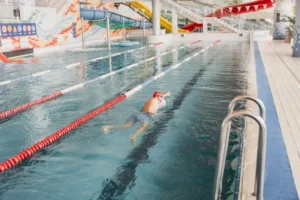 Basen sportowy, w którym osoba płynie wyznaczonym torem