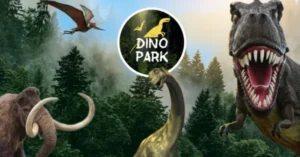 Logo Dinoparku w Zakopanem ustawione w lesie wśród drzew