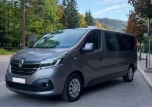 Taxi & Bus Fun Mati – taksówka na postoju przy rondzie Kuźnickim w Zakopanem, na tle gór