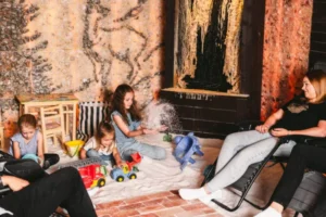 Dziecięca zabawa solą w przestrzeni Groty Solnej