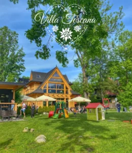 Restauracja i ogródek Villa Toscana latem w Zakopanem