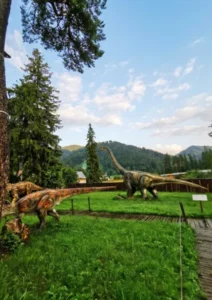 Dinozaury na tle widoku na Giewont
