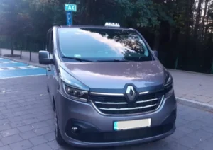 Taxi bus stojący na postoju w Zakopanem