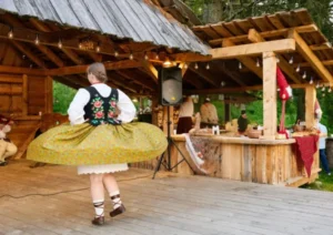 Tańcząca góralka na występie podczas posiadów w Witowie