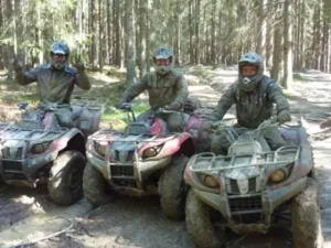 Trzech mężczyzn na quadach latem na trasie Quadoo Gubałówka Zakopane