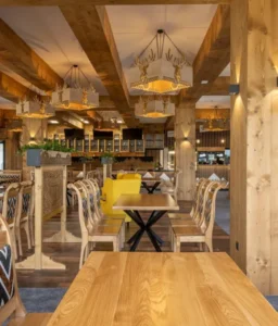 Drewniane wnętrze restauracji w nowoczesnym, ale tradycyjnym designie