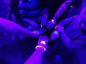 Fluorescencyjne bransoletki na rękach dzieci