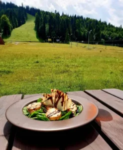 Sałatka podana na talerzu w restauracji Stacja Nosal w Zakopanem, z widokiem na Nosal