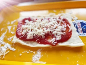 Mała pizzerinka przygotowana na dziecięcych warsztatach kulinarnych