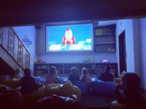 Dzieci oglądające film w ciemnej sali kinowej