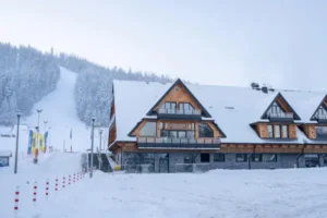 Budynek restauracji Stacja Nosal w Zakopanem widziany z zewnątrz zimą, w pobliżu Nosala