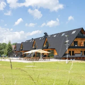 Budynek restauracji Stacja Nosal w Zakopanem widziany z zewnątrz