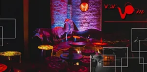 Wnętrze klubu muzycznego Vavavoom w Zakopanem z ceglanymi ścianami, lożami i kolorowym oświetleniem
