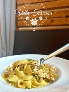Pappardelle w kremowym sosie na talerzu