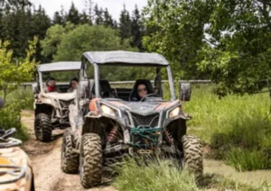 Dwa UTV jadące polną drogą podczas Safari 4x4 w Zakopanem