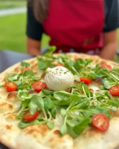 Pizza ze świeżymi pomidorkami koktailowymi