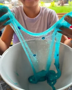 Dziecko trzymające slime w sali zabaw Stramuśland w Zakopanem