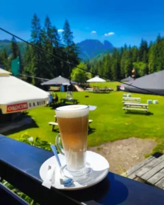 Café latte z widokiem na Giewont w Gugu Bistro Bar w Zakopanem