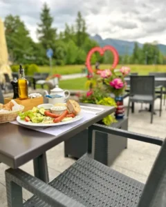Ogródek w Villa Toscana z widokiem na góry