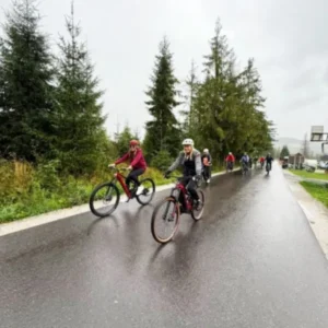 Grupa ludzi na scieżce rowerowej