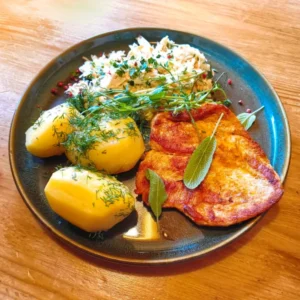 Stoliki i leżaki na trawie z widokiem na Giewont w Gugu Bistro Bar