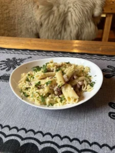 Makaron pene w kremowym sosie na głębokim talerzu
