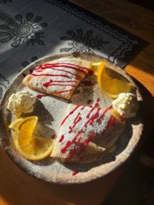 Naleśniki z serem i plasterkami pomarańczy