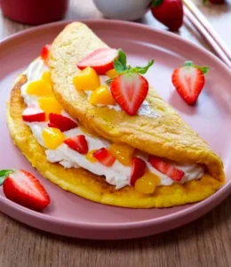 Omlet z bitą śmietaną i truskawkami