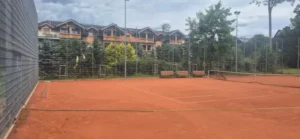 Widok na kort tenisowy w Parku Józefa Piłsudskiego