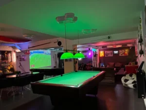 Bilard i transmisja sportowa na rzutniku w sport barze Piekiełko w COS Zakopane