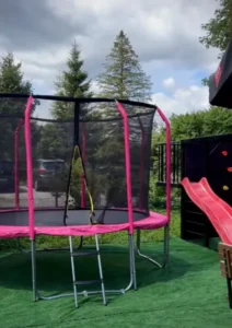 Trampolina i zjeżdżalnia w Karczmie Zawierucha w Zakopanem