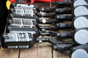 Sprzęt paintballowy ułożony na stole