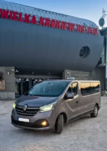 Taxi Bus stojący przy wejściu do skoczni Wielka Krokiew w Zakopanem