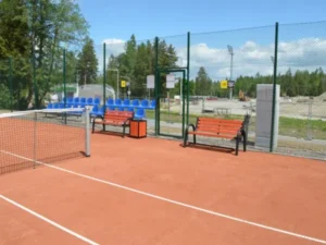 Ławeczki umieszczone przy krawędzi kortu tenisowego