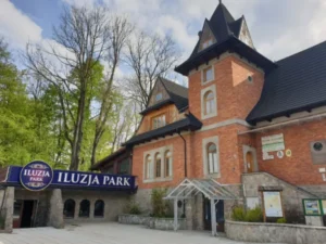 Zewnętrzny widok wejścia do Iluzja Park w Zakopanem