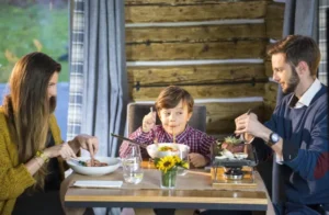 Rodzina przy posiłku we Włoskiej Restauracji w Zakopanem
