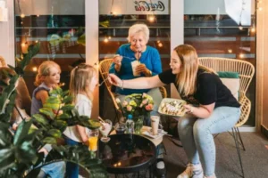 Mama karmiąca córkę deserem w Bistro Barze w Termach Zakopiańskich